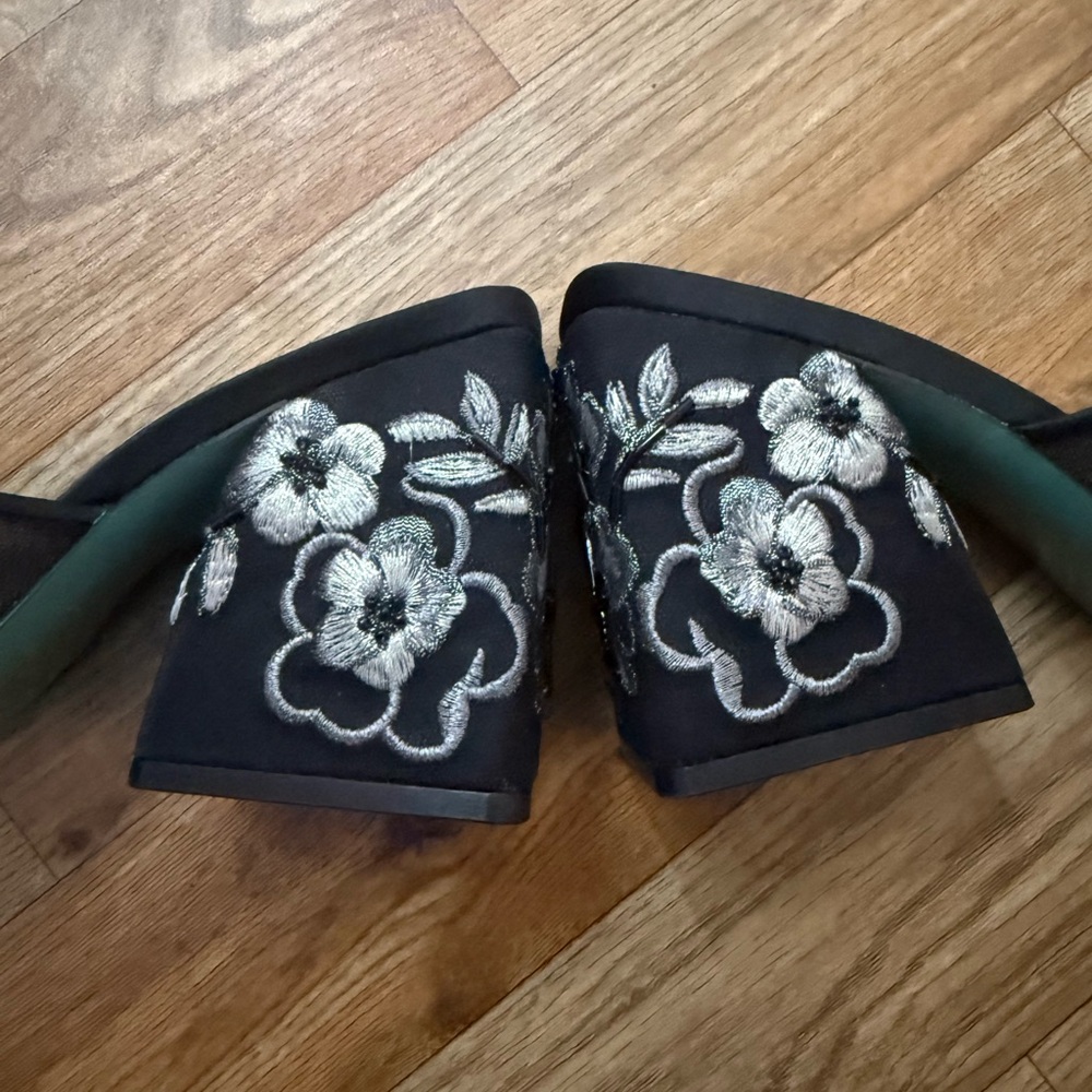 Betsey Johnson Roo Black slip on heel floral embroidered square - Picture 2 of 7